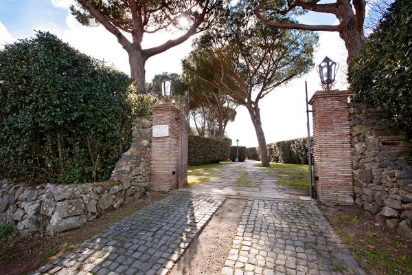 ingresso-villa2D355541-7FD6-A036-5A4C-A69A6CA6A2F5.jpg